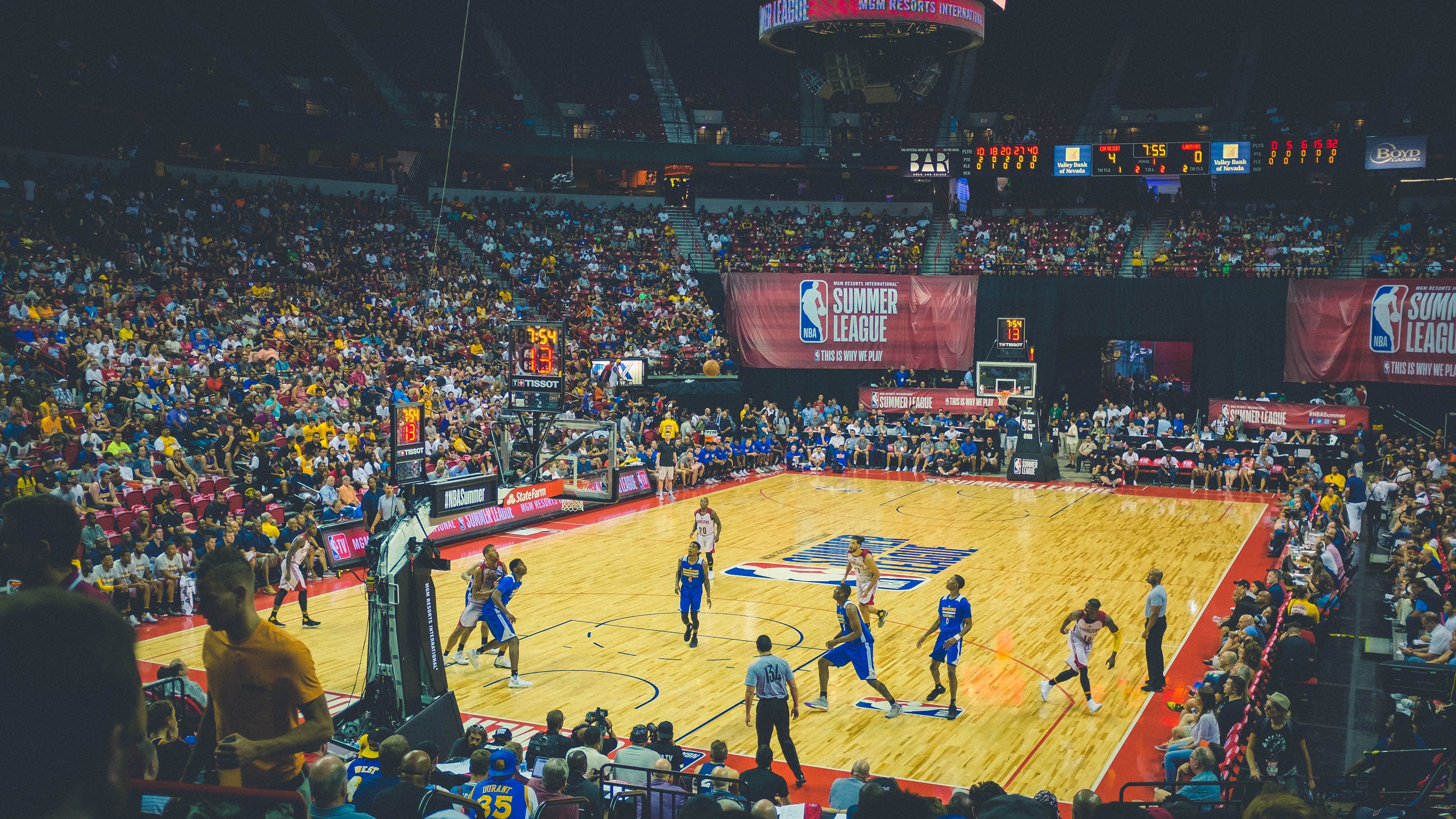 独步篮坛，当快船横扫深圳，麦科勒姆的火焰照亮唯一之夜